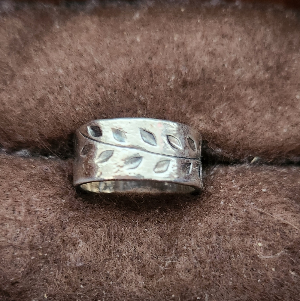 Sterling Silver Leaf Pattern Ring Size 7.5